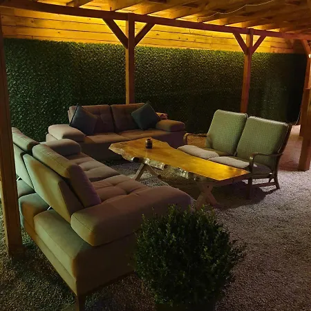 Bungalow With Shared Garden Near Beach شقة