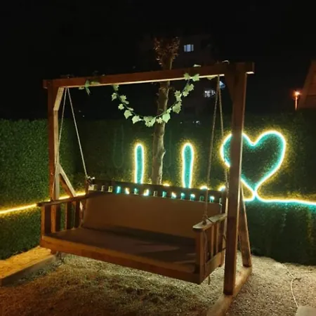 Bungalow With Shared Garden Near Beach بورصة