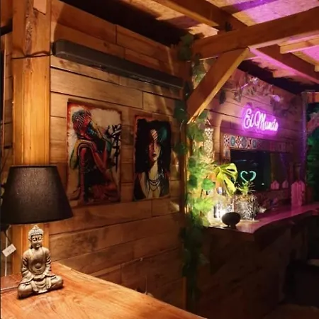 Bungalow With Shared Garden Near Beach شقة